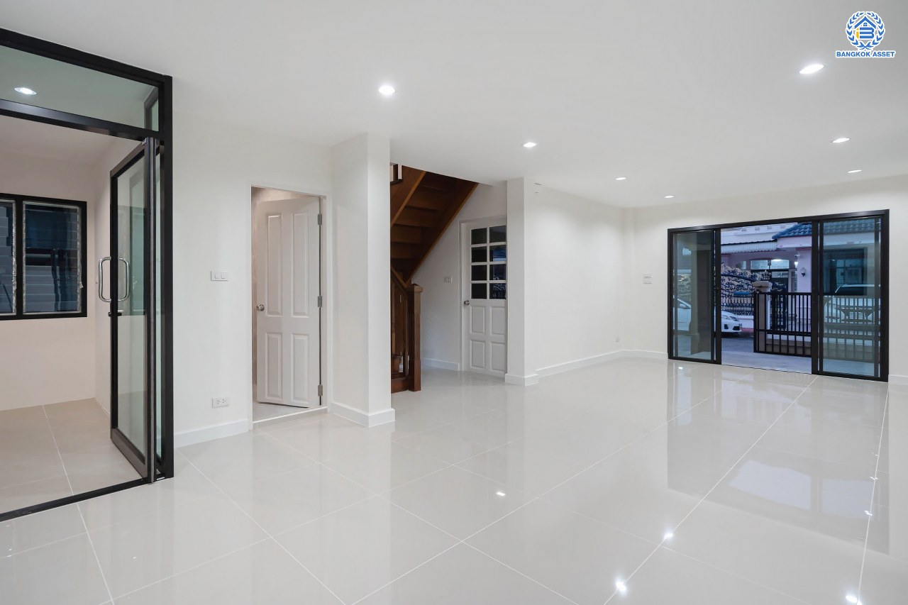 บ้านมือสองตกแต่งใหม่ โครงการ มณีรินทร์ รัตนาธิเบศร์ แบรนด์ Property Perfect เนื้อที่ 54.2 ตร.ว. ฟังก์ชัน 3 ห้องนอน 2 ห้องน้ำ จอดรถได้ 2 คัน บนทำเลศักยภาพ เชื่อมต่อทั้ง ถนนรัตนาธิเบศร์ และถนนราชพฤกษ์ ใจกลาง 2 เซ็นทรัลฯ ใกล้ทางด่วน "งามวงศ์วาน" และรถไฟฟ้า "สถานีบางรักน้อยท่าอิฐ"